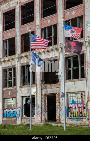 Detroit, Michigan - Les nouveaux drapeaux installés dans l'avion avant de l'usine Packard abandonnées depuis longtemps. Banque D'Images