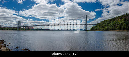 Photo panoramique de George Washington Bridge sur la rivière Hudson à partir de la palissade, Fort Lee, New Jersey. Banque D'Images