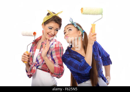 Deux filles vont à faire de la peinture des murs. Banque D'Images