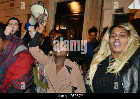 Nuit DSTRKT face une deuxième nuit de protestations après qu'il a nié les allégations d'une politique de porte raciste comprend : Atmosphère Où : London, Royaume-Uni Quand : 02 Oct 2015 Banque D'Images