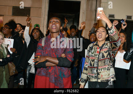 Nuit DSTRKT face une deuxième nuit de protestations après qu'il a nié les allégations d'une politique de porte raciste comprend : Atmosphère Où : London, Royaume-Uni Quand : 02 Oct 2015 Banque D'Images