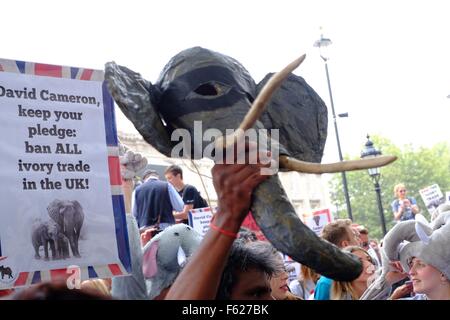 Marche Mondiale pour les éléphants et rhinocéros. Démo à Londres , 96 personnes s'habillent de costumes d'éléphants qui représente l'estimation du nombre d'éléphants tués chaque jour en Afrique pour leur ivoire, soulignant la nécessité d'agir pour sauver les espèces menacées. D'interieurélectronique Banque D'Images