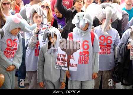 Marche Mondiale pour les éléphants et rhinocéros. Démo à Londres , 96 personnes s'habillent de costumes d'éléphants qui représente l'estimation du nombre d'éléphants tués chaque jour en Afrique pour leur ivoire, soulignant la nécessité d'agir pour sauver les espèces menacées. D'interieurélectronique Banque D'Images