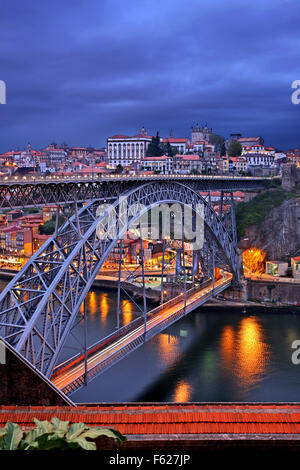 Le Pont Dom Luis I sur la rivière Douro. À droite (nord) de la ville de Porto, à gauche (sud), Vila Nova de Gaia. Portugal Banque D'Images