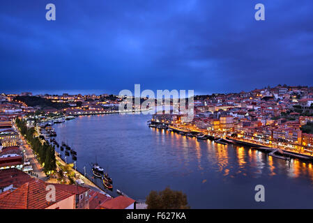 Vue de la nuit de Porto à partir de Pont Dom Luis I. Vous pouvez voir le quartier de Ribeira et la rivière Douro. Banque D'Images