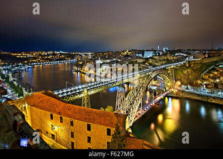 Le Pont Dom Luis I sur la rivière Douro. À droite (nord) de la ville de Porto, à gauche (sud), Vila Nova de Gaia. Portugal Banque D'Images