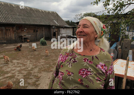 Maria Ilchenko, un résident illégal (Samosely), qui est retourné après la catastrophe de Tchernobyl à sa ferme dans le village. Kupovate Zone d'exclusion, de l'Ukraine Banque D'Images