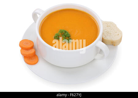 Repas soupe aux carottes avec des carottes dans un gobelet isolé sur fond blanc Banque D'Images