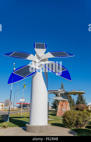 Moulin à vent solaire arbre, Vulcan, Alberta Canada Banque D'Images