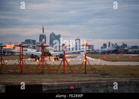 Un avion de passagers en attente de départ sur la piste à l'aéroport de London City Banque D'Images