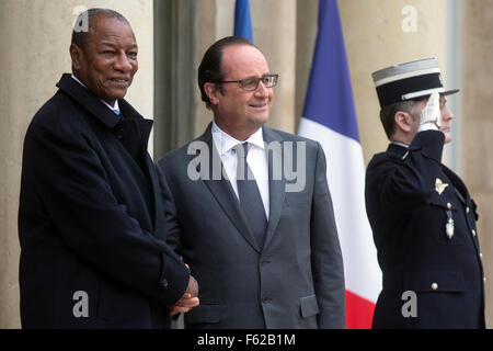 Paris. 10 Nov, 2015. Le Président Alpha Condé Guinée Thomas(L) est accueilli par le président français François Hollande(C) comme il arrive à l'Elysée pour un déjeuner en l'honneur de plusieurs pays d'Afrique Le président au sujet de la COP21 à Paris, France, Nov.10, 2015. 2015 La Conférence des Nations Unies sur les changements climatiques (COP 21) se tiendra du 30 novembre au 11 décembre à Paris, avec l'objectif est de parvenir à un accord universel et juridiquement contraignant sur le changement climatique. Credit : Theo Duval/Xinhua/Alamy Live News Banque D'Images