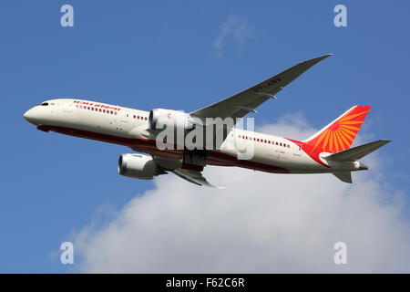 London Heathrow, Royaume-Uni - 28 août 2015 : un Boeing 787 d'Air India à l'enregistrement VT-ANV décoller de Londres H Banque D'Images