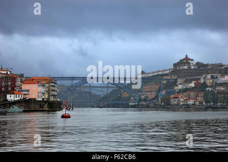 Vue sur Porto (à gauche) et de Vila Nova de Gaia (droite). Entre eux fleuve Douro et Pont Dom Luis I Banque D'Images