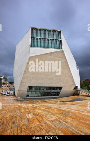 Casa da Musica, Porto, Portugal. (Architecte Rem Koolhaas). Elle est devenue une sorte d'une "marque" de Porto moderne. Dans la région de Boavista. Banque D'Images