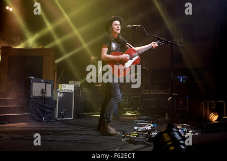 James Bay effectue live at Cambridge Corn Exchange, avec Ed Sheeran se joindre à lui sur scène comme un invité surprise comprend : la baie James où : London, Royaume-Uni Quand : 04 Oct 2015 Banque D'Images