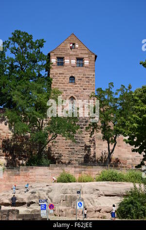 En s'appuyant sur le château impérial Kaiserburg () à Nuremberg, Nuremberg, Allemagne Banque D'Images