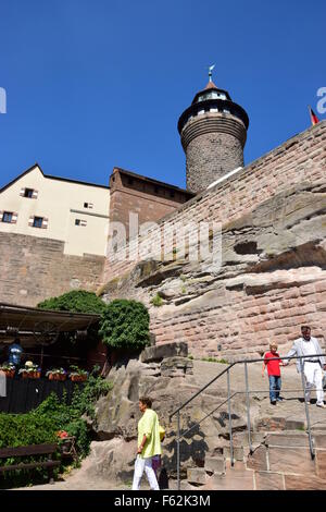 Vue sur le Château Impérial Kaiserburg () avec le Sinwellturm tour à Nuremberg (Nürnberg), Allemagne, Franconia, Bavaria Banque D'Images