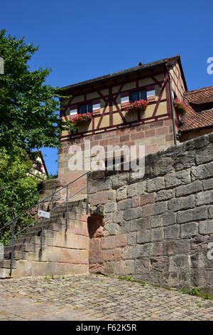 En s'appuyant sur le château impérial Kaiserburg () à Nuremberg, Nuremberg, Allemagne Banque D'Images