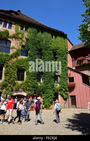 En s'appuyant sur le château impérial Kaiserburg () à Nuremberg, Nuremberg, Allemagne Banque D'Images