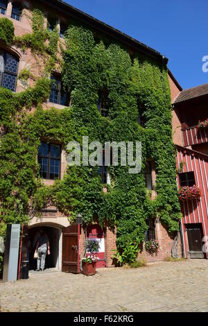 En s'appuyant sur le château impérial Kaiserburg () à Nuremberg, Nuremberg, Allemagne Banque D'Images