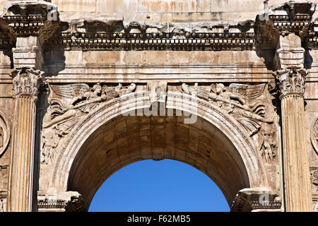 'Détail' de l'Arc de Constantin à côté du Colisée, dans l'arrière-plan, Rome, Italie Banque D'Images