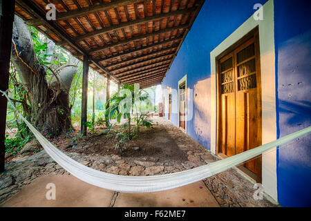 Hamac à l'extérieur d'une chambre à l'Hacienda San Jose Cholul au Yucatan, Mexique. Banque D'Images