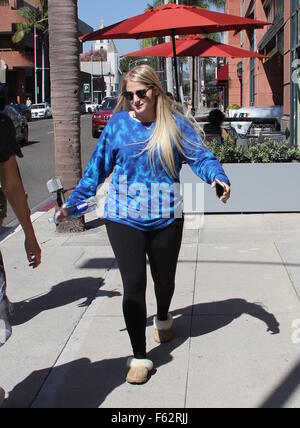 Tout sur 'Basse' que singer Meghan Trainor repéré dans Beverly Hills portant des chaussons comprend : Meghan Trainor Où : Los Angeles, California, United States Quand : 07 Oct 2015 Banque D'Images