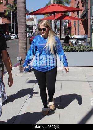 Tout sur 'Basse' que singer Meghan Trainor repéré dans Beverly Hills portant des chaussons comprend : Meghan Trainor Où : Los Angeles, California, United States Quand : 07 Oct 2015 Banque D'Images