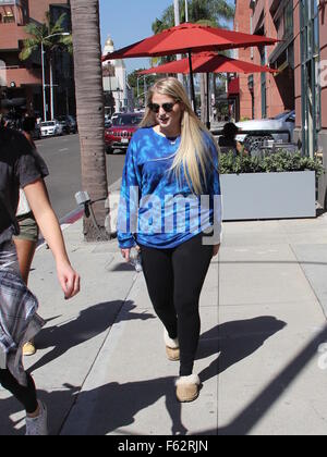Tout sur 'Basse' que singer Meghan Trainor repéré dans Beverly Hills portant des chaussons comprend : Meghan Trainor Où : Los Angeles, California, United States Quand : 07 Oct 2015 Banque D'Images
