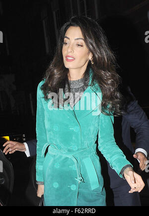 Amal Clooney quitte le Club de première ligne et arrive au restaurant Roka Mayfair En vedette : Amal Clooney Où : London, Royaume-Uni Quand : 07 Oct 2015 Banque D'Images