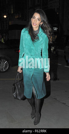 Amal Clooney quitte le Club de première ligne et arrive au restaurant Roka Mayfair En vedette : Amal Clooney Où : London, Royaume-Uni Quand : 07 Oct 2015 Banque D'Images