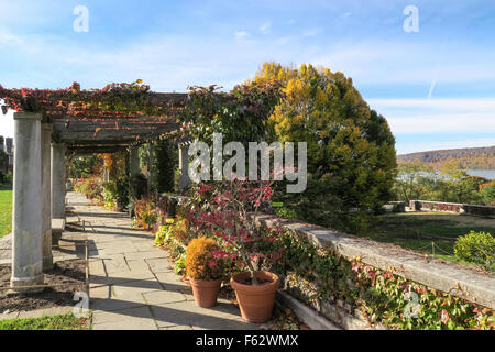 Wave Hill Public jardin donne sur le New Jersey Palisades, Bronx, New York, USA Banque D'Images