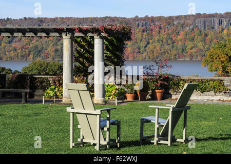 Des chaises sur la grande pelouse en face de la Pergola, Jardin Public de Wave Hill dans le Bronx, New York, USA Banque D'Images