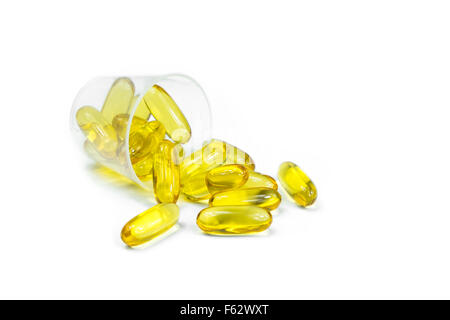 L'huile de foie de morue capsules omega 3 gel en médecine plastique tasse sur fond blanc Banque D'Images