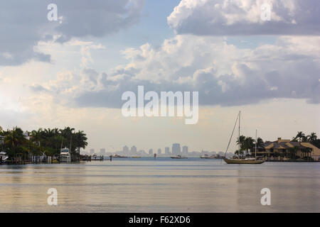 Le calme de l'eau de canal entre l'île de Key Biscayne Mashta et a un peu de bateaux au mouillage et vous pouvez voir l'horizon de Miami. Banque D'Images