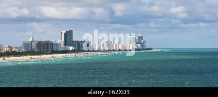 Une vue sur South Beach, la plage vers le nord le long du parc Lummus et bâtiments le long d'Ocean Drive avec l'Atlantique, à l'avant-plan Banque D'Images