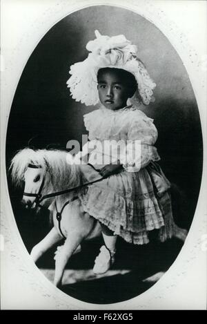 1957 - L'Empereur Hirohito Royals Japonais sur bois cheval © Keystone Photos USA/ZUMAPRESS.com/Alamy Live News Banque D'Images