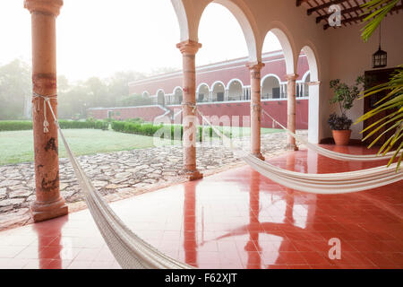 La ligne des hamacs de patio à l'Hacienda Temozon au Yucatan, Mexique. Banque D'Images