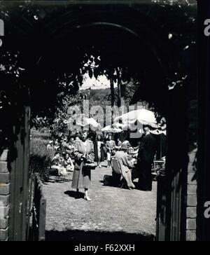 1962 - De nombreux visiteurs ont profité de l'occasion de voir les motifs de Chartwell Manor. Voici certains d'entre eux prenant le thé dans le coin de la base où une buvette a été érigée. Motifs de Chartwell sont ouverts au public ; des milliers de personnes ont profité de l'occasion de voir les 82 hectares de Chartwell Manor, Westereham, Kent, la belle maison de M. Winston Churchill qui a été ouvert au public. Les portes étaient ouvertes entre 10 h. et 19 h. et de nombreux visiteurs sont venus par bus spécial des exclusions. Droit d'entrée était 2s et tous les profits sont allés à l'Y.W.C.A. de qui Banque D'Images