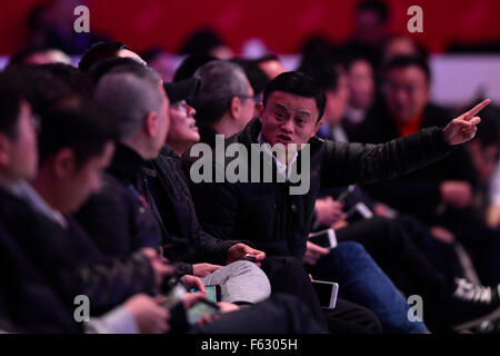 Beijing, Chine. 11 novembre, 2015. Jack Ma, fondateur et président de l'e-commerce Alibaba géant, porte une attention toute particulière aux données de transaction de Tmall au Centre national de natation à Beijing, capitale de la Chine, Nov.11, 2015.Le volume de transactions des Tmall, un business-to-consumer le plus grand marché de la Chine plate-forme e-commerce Alibaba, surmonté 10 milliards de yuans (environ 1,6 milliards de dollars) dans les 13 premières minutes de la journée qui est tombé sur des célibataires mercredi. ssed tous les jours son volume de 2013. (Xinhua/Ju H Crédit : Xinhua/Alamy Live News Banque D'Images