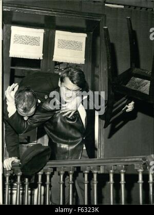 1972 - Jean Marais:poignets bandés encore : Jean Marais, le célèbre acteur de l'écran qui s'est blessé au poignet lors du tournage à Adidjan, est maintenant dans un nouveau film ''Pleins feux sur Styanislas'' dans la fabrication à Paris, il est encore vêtue de ses bandages par précaution dans les scènes où. Photo montre Jean Marais dans une scène de combat. © Keystone Photos USA/ZUMAPRESS.com/Alamy Live News Banque D'Images