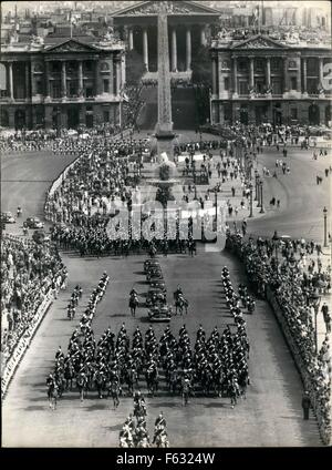 1959 - Ike dans Paris longue durée de vue caméra le cortège venant du Bourget et passant de la Place de la Concorde, sur le chemin du Quai d Orsay Ike où va rester avant d'aller à Rambouillet demain. Ike et de Gaulle sont vus dans la voiture reconnaissant les applaudissements de la foule. La Rue Royale et l'église de la Madeleine sont vus dans l'arrière-plan. Septembre 2ème/59 © Keystone Photos USA/ZUMAPRESS.com/Alamy Live News Banque D'Images