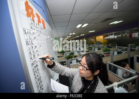 (151111) -- HEFEI, 11 novembre 2015 (Xinhua) -- un personnel d'un centre d'appel de la SF Express affiche satisfaction des membres du personnel du service à la clientèle à l'échelle nationale internet shopping festival, à Hefei, capitale de la Province d'Anhui en Chine orientale, le 11 novembre, 2015. Quelque 320 membres du personnel du service à la clientèle de la SF Express ici auront à composer avec des commandes par téléphone, qui devraient être de 20 pour cent de plus que l'ordre quotidien, sur la Chine des célibataires' Day le 11 novembre, un shopping festival qui pousse des centaines de millions de consommateurs chinois à affluer vers l'e-commerce sites web comme l'Alibaba Tmall.com et rival, JD.com Banque D'Images