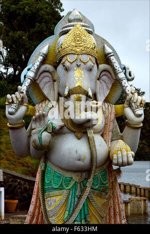 Statue en marbre gris d'un éléphant d'hindouisme Shiva Vishnu Brahma dans un temple près d'un lac à l'ile Maurice Afrique du Sud Banque D'Images