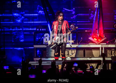 Milan, Italie. 10 nov, 2015. Motley Crue sur scène pour la dernière fois en Italie à mediolanum forum à Milan le 10 novembre 2015 Crédit : mairo cinquetti/Alamy live news Banque D'Images