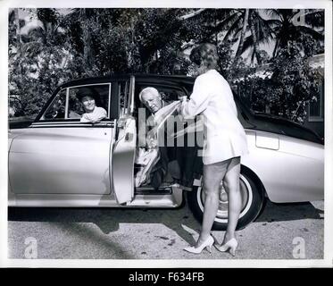 1968 - High Class Garment District sur roues'' Miami Beach, Floride : Marilyn Weiss, droite, d'Oceanside, L., I., N. Y., mains mal certains des Marshall, ens tenue. Beth Kruvant, GAUCHE, nits dans Driver's Seat - prêt à conduire à un grand magasin à Miami - dans mal Marshall's big Rolls Royce. © Keystone Photos USA/ZUMAPRESS.com/Alamy Live News Banque D'Images