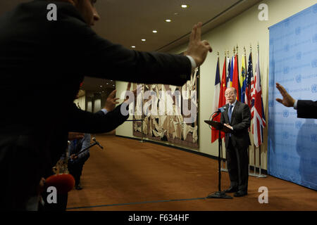 New York, siège des Nations Unies à New York. 10 Nov, 2015. Liu Jieyi, représentant permanent de la Chine auprès de l'Organisation des Nations Unies, répond aux questions des journalistes au siège des Nations Unies à New York, le 10 novembre 2015. Liu Jieyi a déclaré mardi qu'il n'y a pas d'autre solution que d'une solution politique pour mettre fin à la crise syrienne et appelé les parties syriennes à trouver une solution politique globale, à travers un dialogue inclusif et de consultations. Credit : Muzi Li/Xinhua/Alamy Live News Banque D'Images