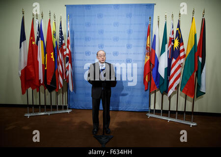 New York, siège des Nations Unies à New York. 10 Nov, 2015. Liu Jieyi, représentant permanent de la Chine auprès de l'Organisation des Nations Unies, parle aux journalistes au siège des Nations Unies à New York, le 10 novembre 2015. Liu Jieyi a déclaré mardi qu'il n'y a pas d'autre solution que d'une solution politique pour mettre fin à la crise syrienne et appelé les parties syriennes à trouver une solution politique globale, à travers un dialogue inclusif et de consultations. Credit : Muzi Li/Xinhua/Alamy Live News Banque D'Images