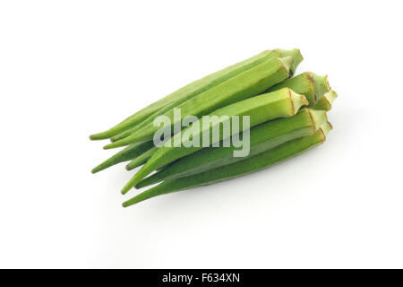 Gombo frais vert sur fond blanc. Banque D'Images