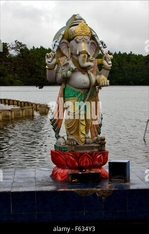 Statue en marbre gris d'un éléphant d'hindouisme Shiva Vishnu Brahma dans un temple près d'un lac à l'ile Maurice Afrique du Sud Banque D'Images